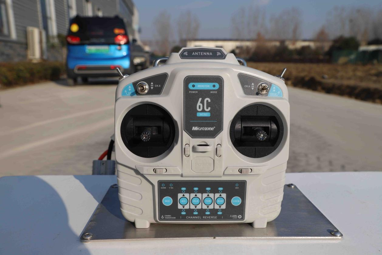 Cortador de escovas de controlo remoto